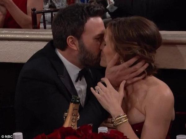 بالصور جائزتا Golden Globe تجعل بين أفليك يخطف قبلة من فم زوجته