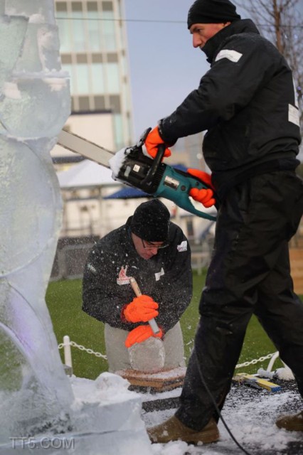شاهد بالصور كيف ينحتون المجسمات الثلجية - كيف ينحتون المجسمات الثلجية ؟