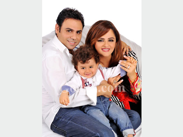 بالصور وبمناسبة عيد ميلاد زوجها باسكال مشعلاني تنشر صورتها مع ابنها وزوجها