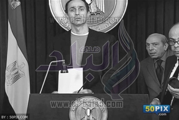 بالصور علاء وجمال مبارك وأنس الفقي يلقنون "مبارك" ما يقول في خطاباته