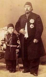 صورة نادرة الخديوي إسماعيل مع إبنه الأمير أحمد فؤاد