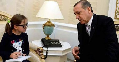 صورة تلميذة تركية تجرى حوار صحفى مع رجب طيب اردوغان رئيس وزراء تركيا ضمن واجبها المدرسى