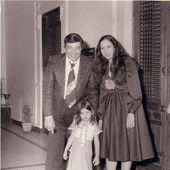 رانيا فريد شوقي فى صورة لهل نادرة مع ابيها وامها