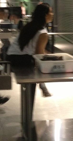 بالصور أمن المطار يجبر كيم كارداشيان على خلع حذائها