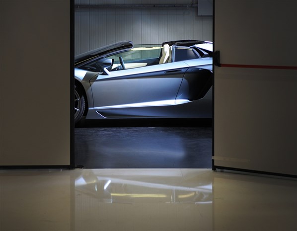 بالصور إزاحة الستار عن Lamborghini Aventador Roadster بقوة 700 حصان