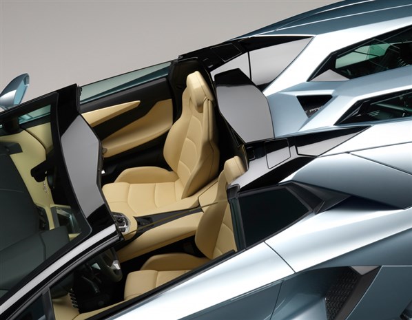 بالصور إزاحة الستار عن Lamborghini Aventador Roadster بقوة 700 حصان