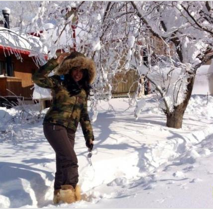 بالصور وعد وابنتها حسنا تستمتعان بثلج لبنان