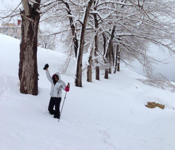 بالصور وعد وابنتها حسنا تستمتعان بثلج لبنان