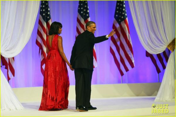 بالصور ميشيل أوباما تتمايل بين أحضان أوباما - وتفخر به