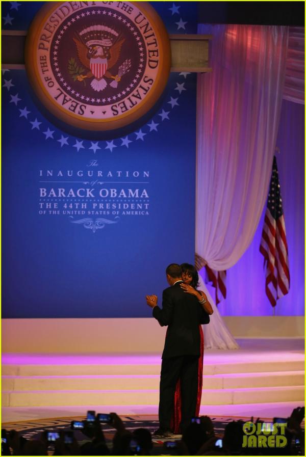 بالصور ميشيل أوباما تتمايل بين أحضان أوباما - وتفخر به