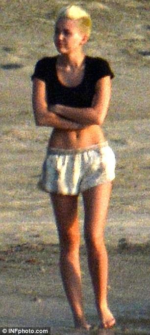 بالصور مايلي سايروس ترتمي في أحضان حبيبها على شاطئ البحر