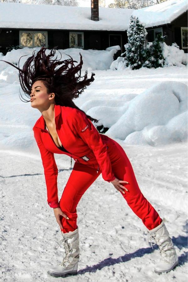 صور دومينيك حوراني تلعب بالثلج في لبنان - بالصور دومينيك حوراني تلهب بالأحمر ثلج لبنان