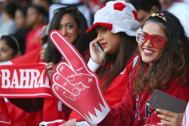 بالصور - اللون الأحمر يشعل افتتاح بطولة خليجي 21 - صور مشجعات بطولة كأس الخليج لكرة القدم