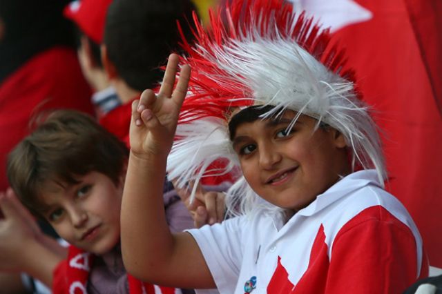 بالصور - اللون الأحمر يشعل افتتاح بطولة خليجي 21 - صور مشجعات بطولة كأس الخليج لكرة القدم