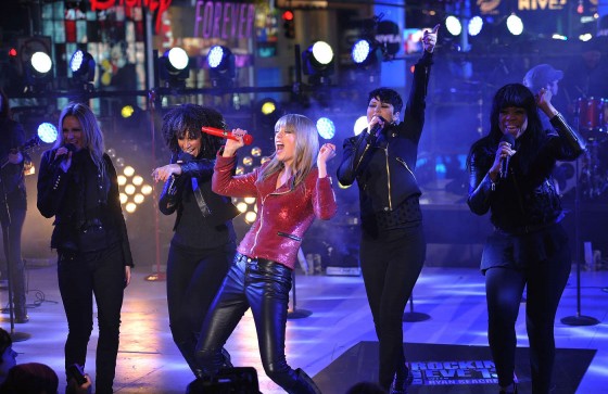 Taylor Swift Performs on New Yea's Eve at Times Square in NY