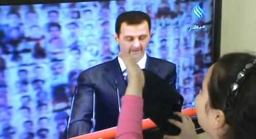 يوتيوب طفلة سورية تضرب بشار الاسد بالحذاء  اثناء الخطاب 6/1/2013