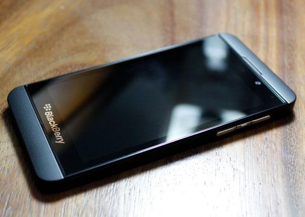 سعر وصور بلاك بيرى زد 10 فى الامارات blackberry z10 من شركة اتصالات , سعر  blackberry z10 في الامارات 2013