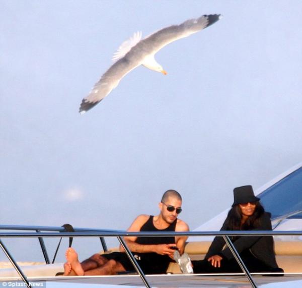 بالصور شقيقة مايكل جاكسون مع رجل اعمال خليجي علي يخت بالبحر 2013
