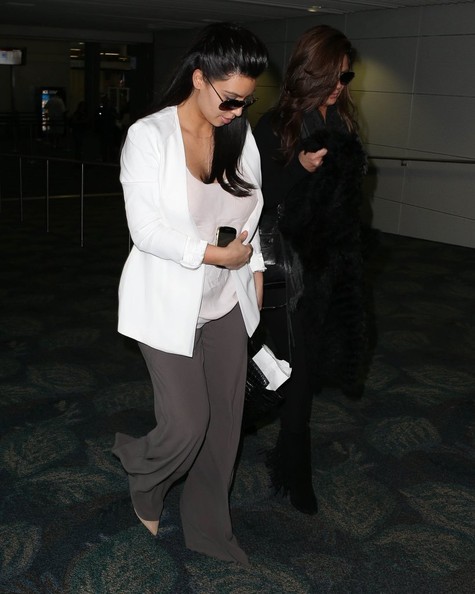 صور كيم كارداشيان في مطلر ميامي 2013 - Kim Kardashian Arriving On A Flight In Miami