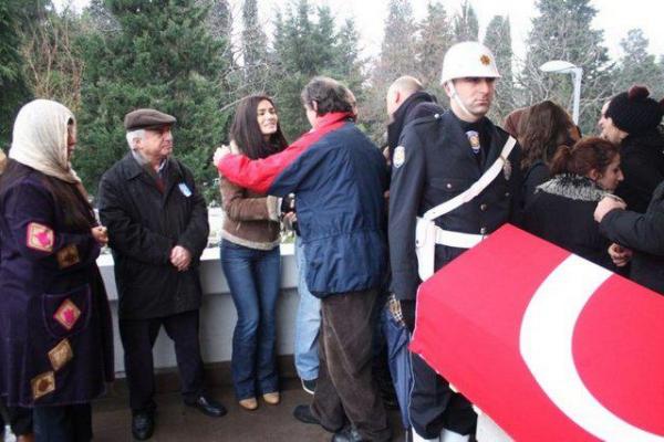 بالصور وفاة والد صادقة بطلة مسلسل حريم السلطان , وفاة والد الممثلة التركية سعادات اكسوي