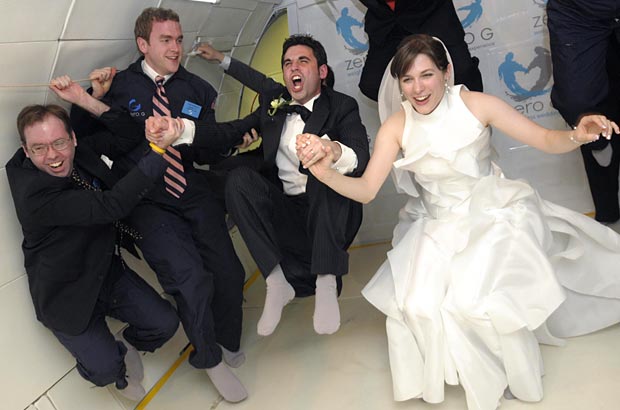 صور أول حفل زفاف فى العالم فى الفضاء وفى حالة انعدام الجاذبية الأرضية 2013