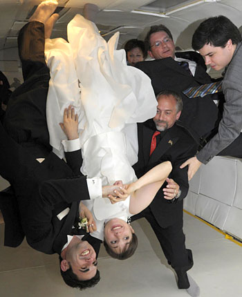 صور أول حفل زفاف فى العالم فى الفضاء وفى حالة انعدام الجاذبية الأرضية 2013