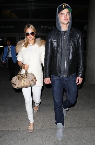 صور باريس هيلتون و حبيبها في مطار لوس انجليس 2013
