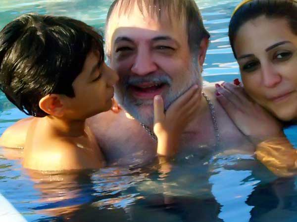 صور الفنانة وفاء عامر وابنها  وزوجها فى حمام السباحة