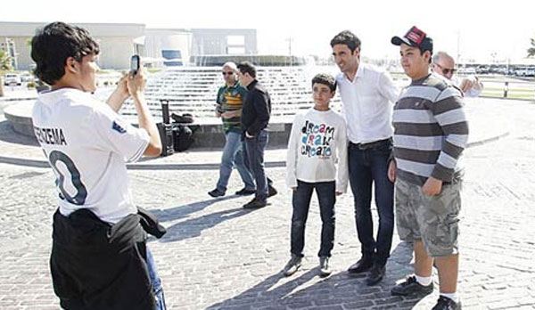 صور راؤول جونزاليس وأبنائه في قطر , بالصور راؤول جونزاليس وأبنائه  يزورون منتخب أسبانيا في قطر