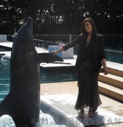 بالصور هكذا تصرف الدلفين عندما رأى كيم كاردشيان - صور كيم كاردشيان مع الدلفين