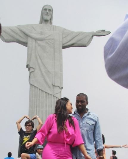 صور كيم كارداشيان في ريو دي جانيرو بفستان زهري قصير