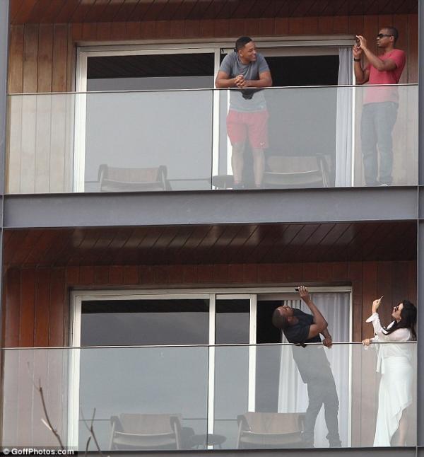 صور كيم كارداشيان وكيني ويست مع ويل سميث في شرفة الفندق المطل على الكرنفال في البرازيل
