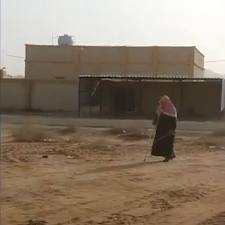 فيديو مؤثر لخليجي اعمى يستدل على المسجد بحبل