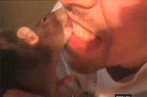 بالفيديو شاب يستبدل الفرشاة بفأر لتنظيف أسنانه
