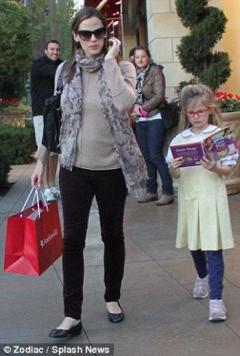 بالصور جنيفر غارنر تتجول مع ابنتها في شوارع كاليفورنيا