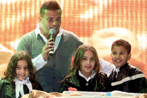 صور عمرو دياب مع اولادة الاربعه لاول مرة صور عائلية ونادرة تنشر لاول مرة للفنان عمرو دياب مع اولاده الاربعة فى امريكا 2013