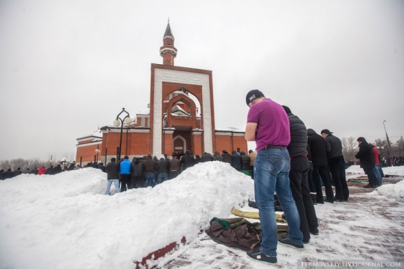 هكذا يصلي الروسيين صلاة الجمعة في موسكو