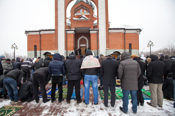 هكذا يصلي الروسيين صلاة الجمعة في موسكو