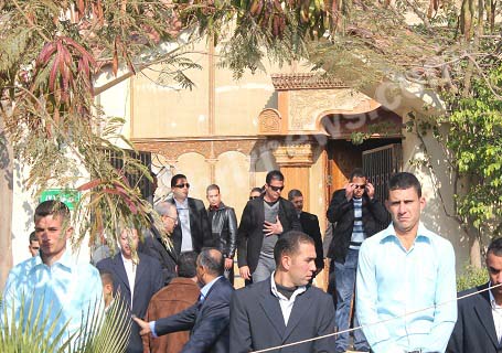 بالصور مرسي يصلي الجمعه وسط حراسه شديده وتفتيش المصليين