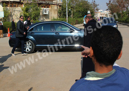 بالصور مرسي يصلي الجمعه وسط حراسه شديده وتفتيش المصليين