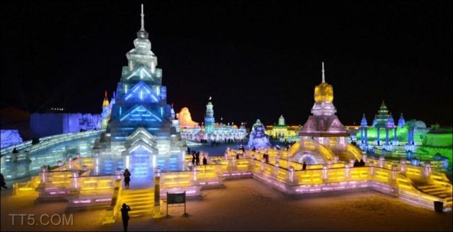 قصر من الثلج في الصين