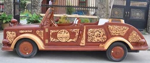 سيارة مصنوعة من الخشب