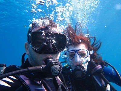 صورة نادرة ل عماد متعب ويارا نعوم  يمارسان رياضة الغوص تحت الماء