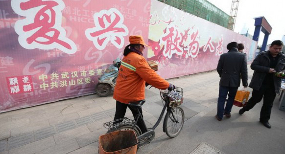 بالصور - قصة المليونيرة الصينية التى تعمل عاملة نظافة - صور المليونيرة الصينية