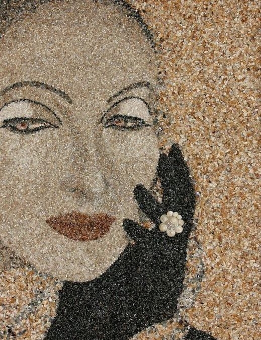 فنانة أوكرانية تستخدم الرمال والأصداف البحرية لعمل لوحات فنية مبهرة