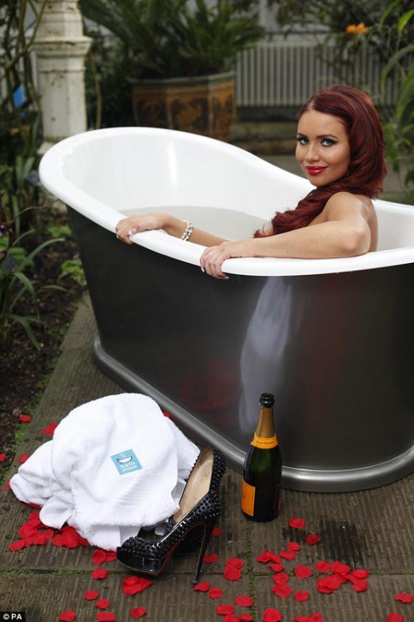 صور آيمي شايلدز في حوض الإستحمام مع حبيبها إحتفالاً  بعيد الحب 2013