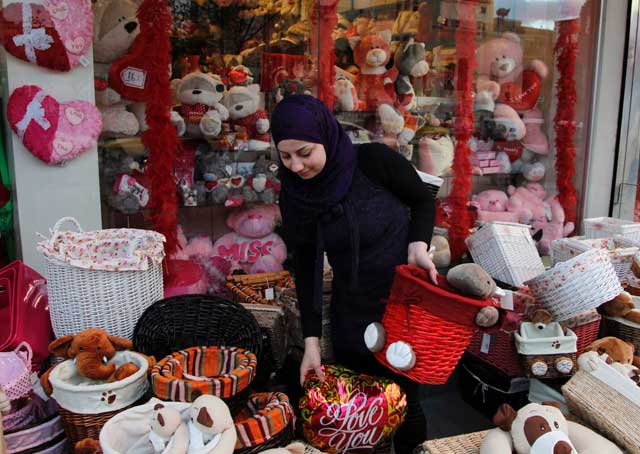 شاهد بالصور كيف يحتفل الشباب المصرى بعيد الحب وسط الازمة الاقتصادية واجمل الهدايا المناسبة لهذا اليوم
