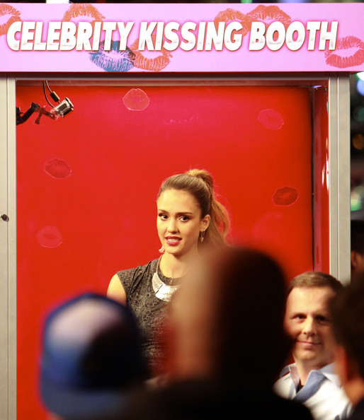 صور جيسيكا ألبا في Celebrity Kissing Booth