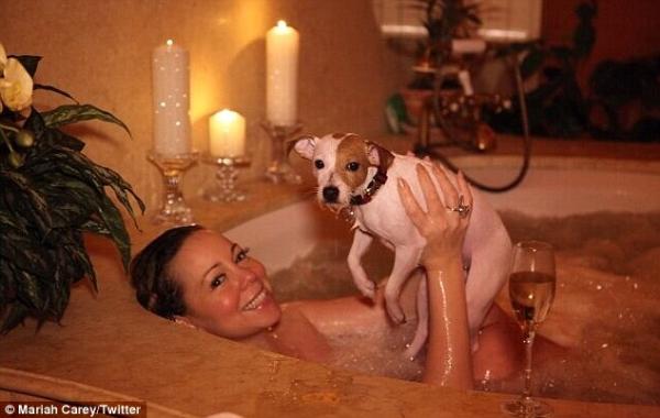 صور ماريا كاري مع كلبها في حوض الإستحمام
