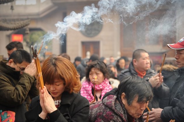 بالصور الصينيون يحتفلون بعام الافعى وعيد الربيع